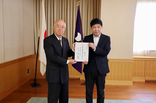 辞令を交付する山本知事