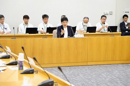 司会進行する山本知事