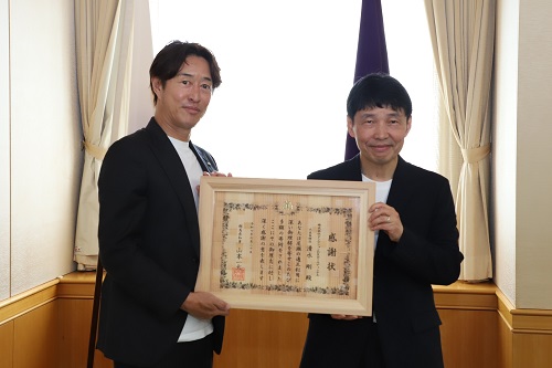 記念写真撮影に臨む山本知事