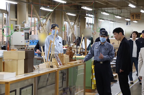 視察を行う山本知事