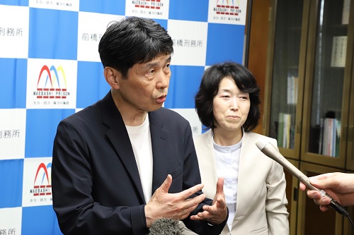 囲み取材を受ける山本知事