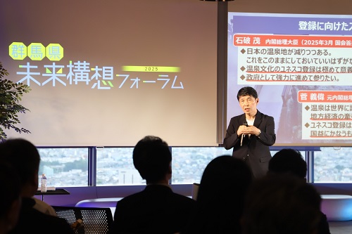 写真：説明をする山本知事