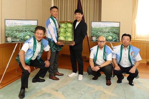 写真：記念撮影する出席者