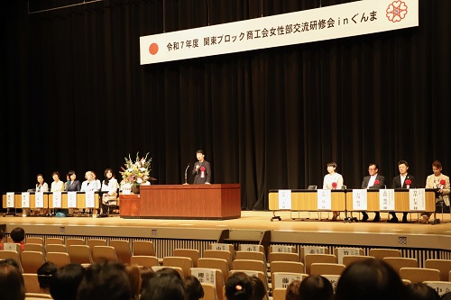 写真：挨拶する山本知事