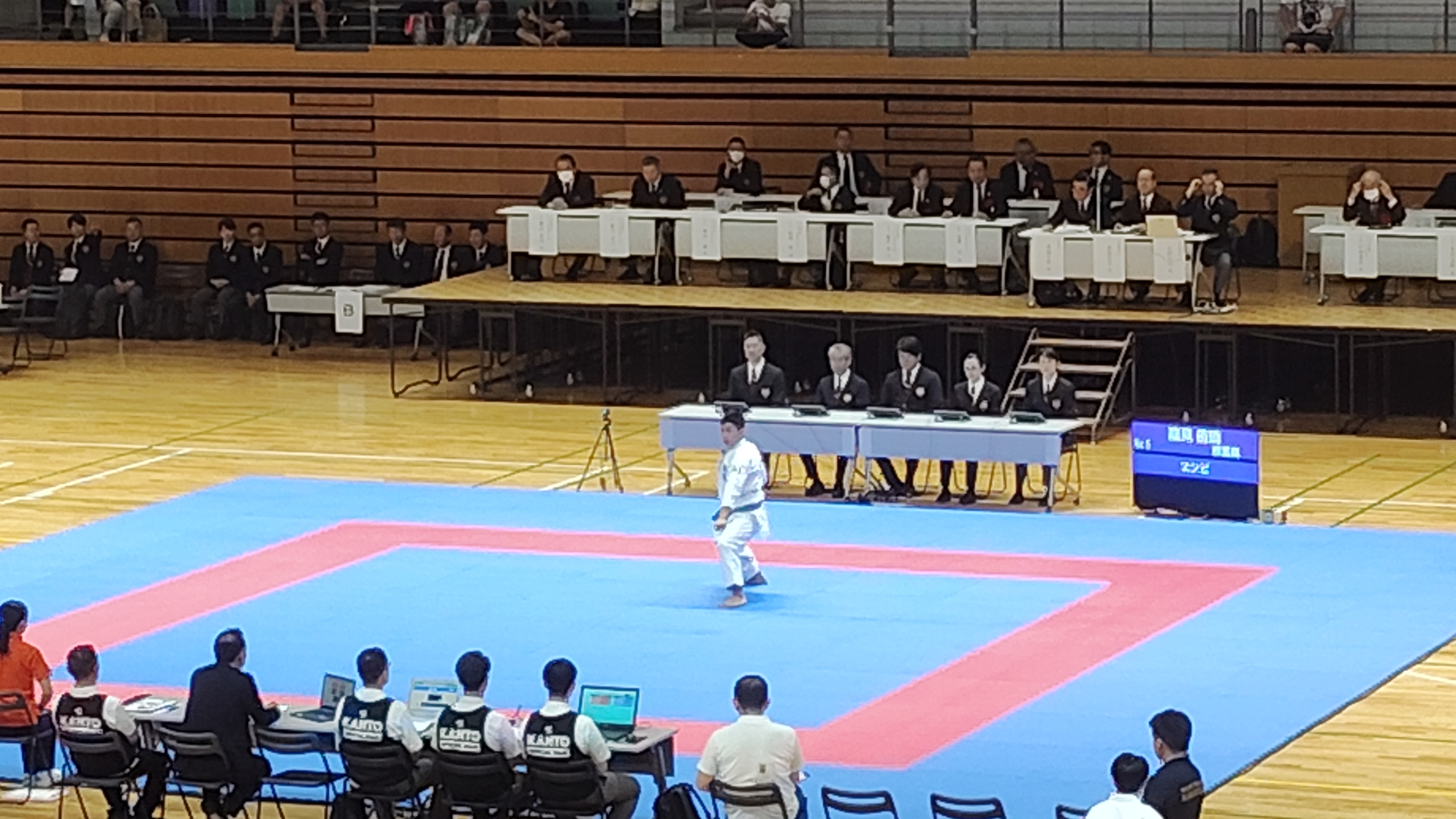 空手道の競技を行う選手の写真