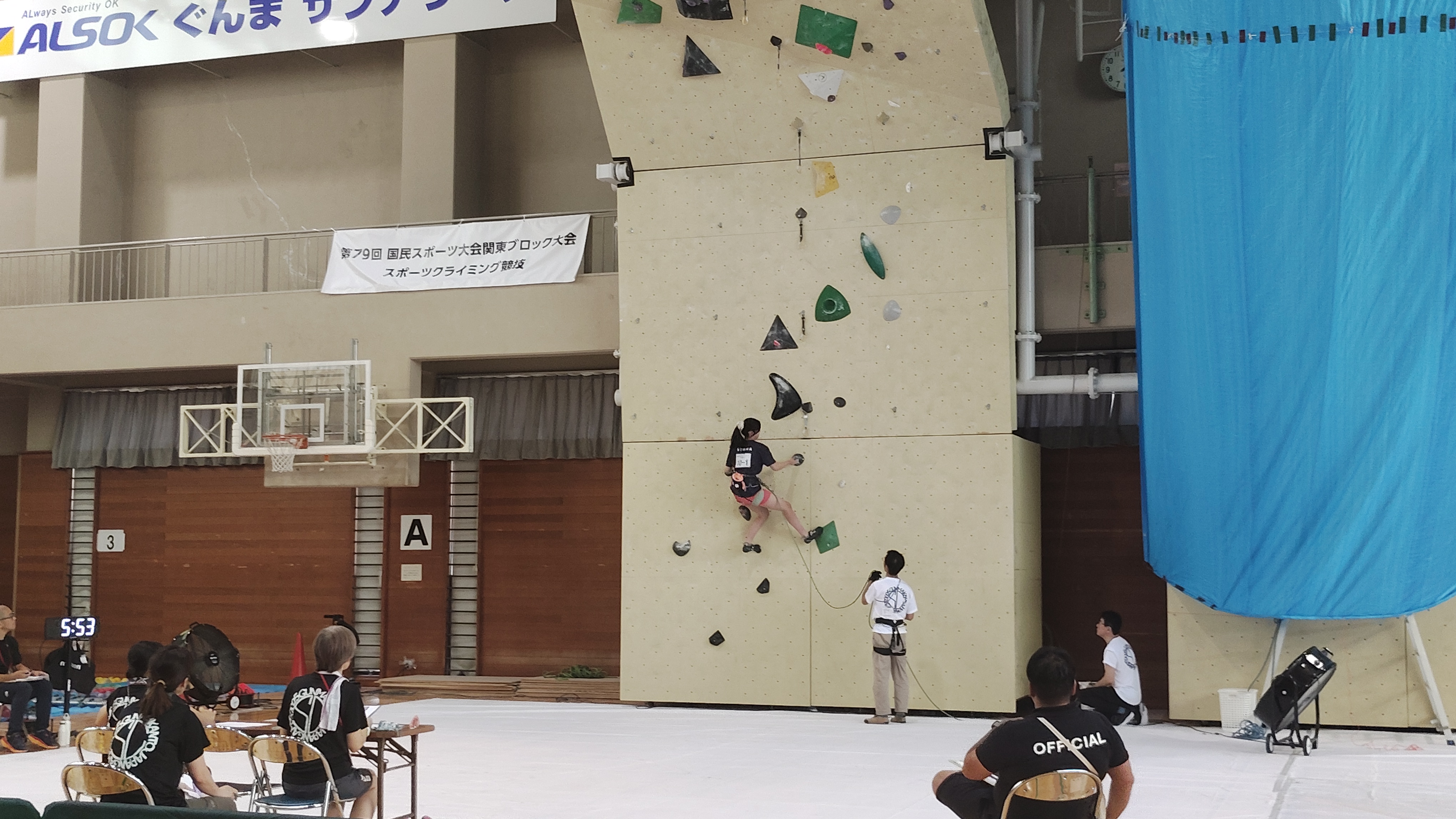 スポーツクライミング競技の様子の写真
