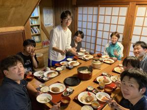 山小屋での食事風景の写真