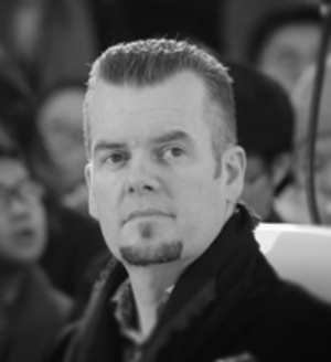 Ashley Hall教授顔写真