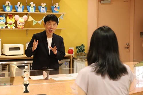 対談をする山本知事