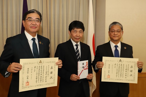 記念写真撮影に臨む山本知事