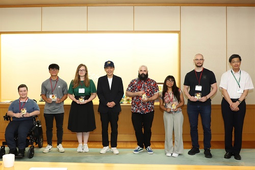 記念写真撮影に臨む山本知事