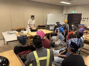 先生の説明を聞く学生の写真