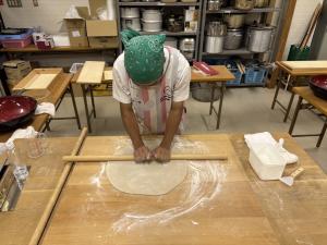 学生のそば打ちの様子の写真