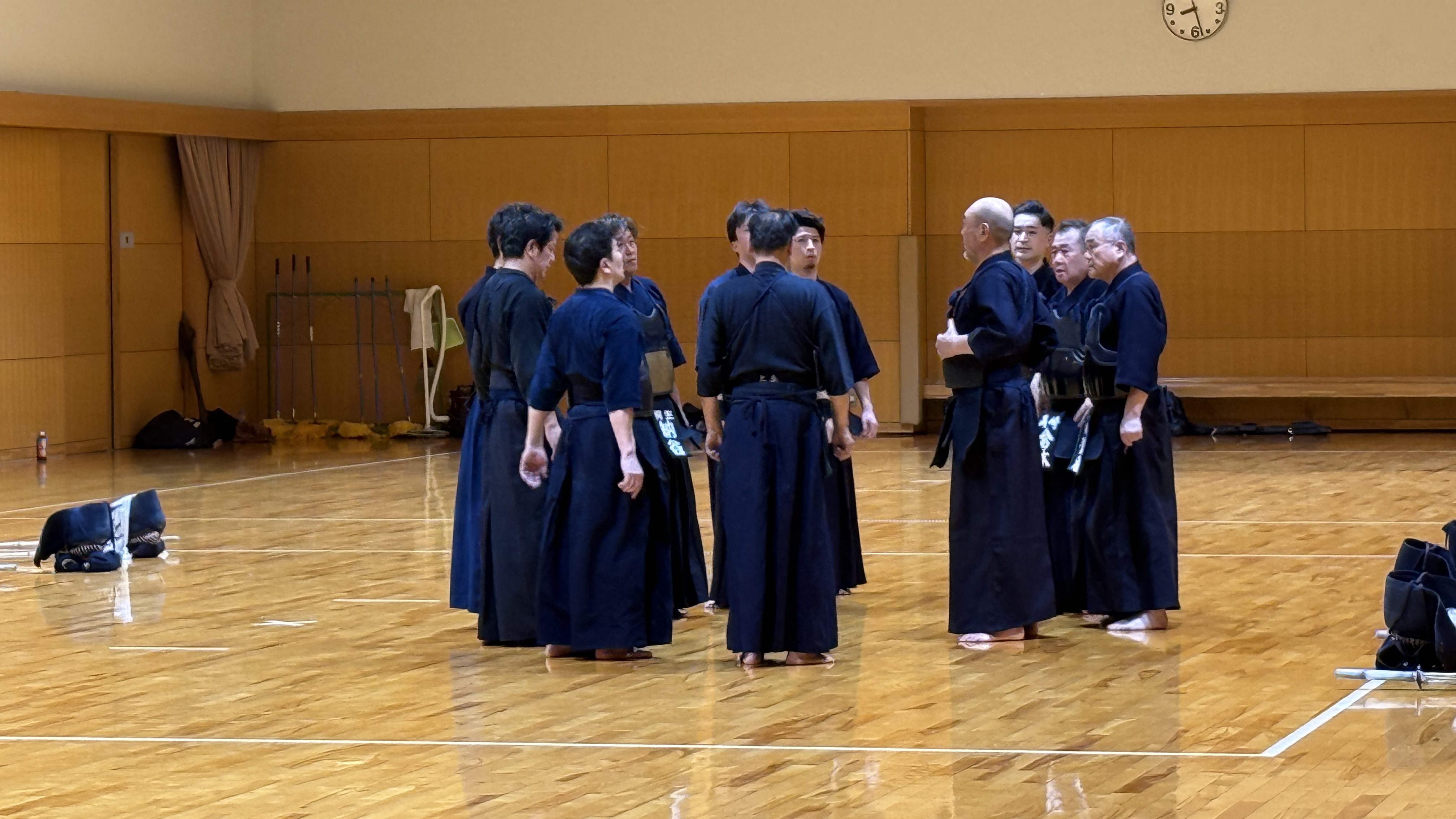 剣道の選手同士でミーティングを行う様子の写真