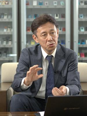 インタビュー中の写真