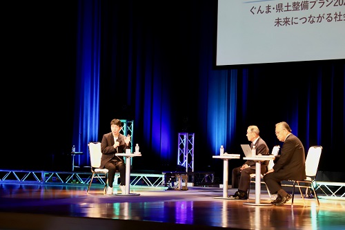 対談する山本知事