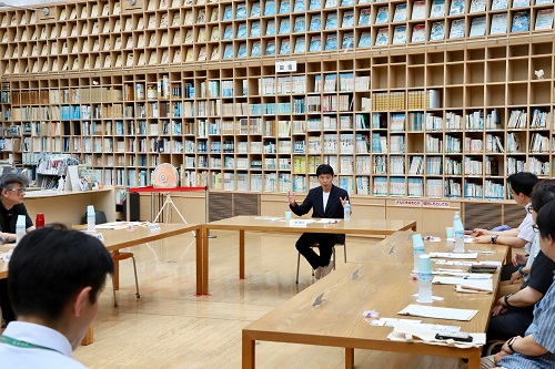 あいさつする山本知事