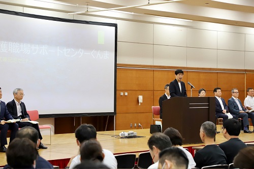 あいさつをする山本知事