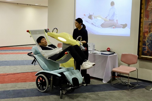 介護機器を体験する山本知事