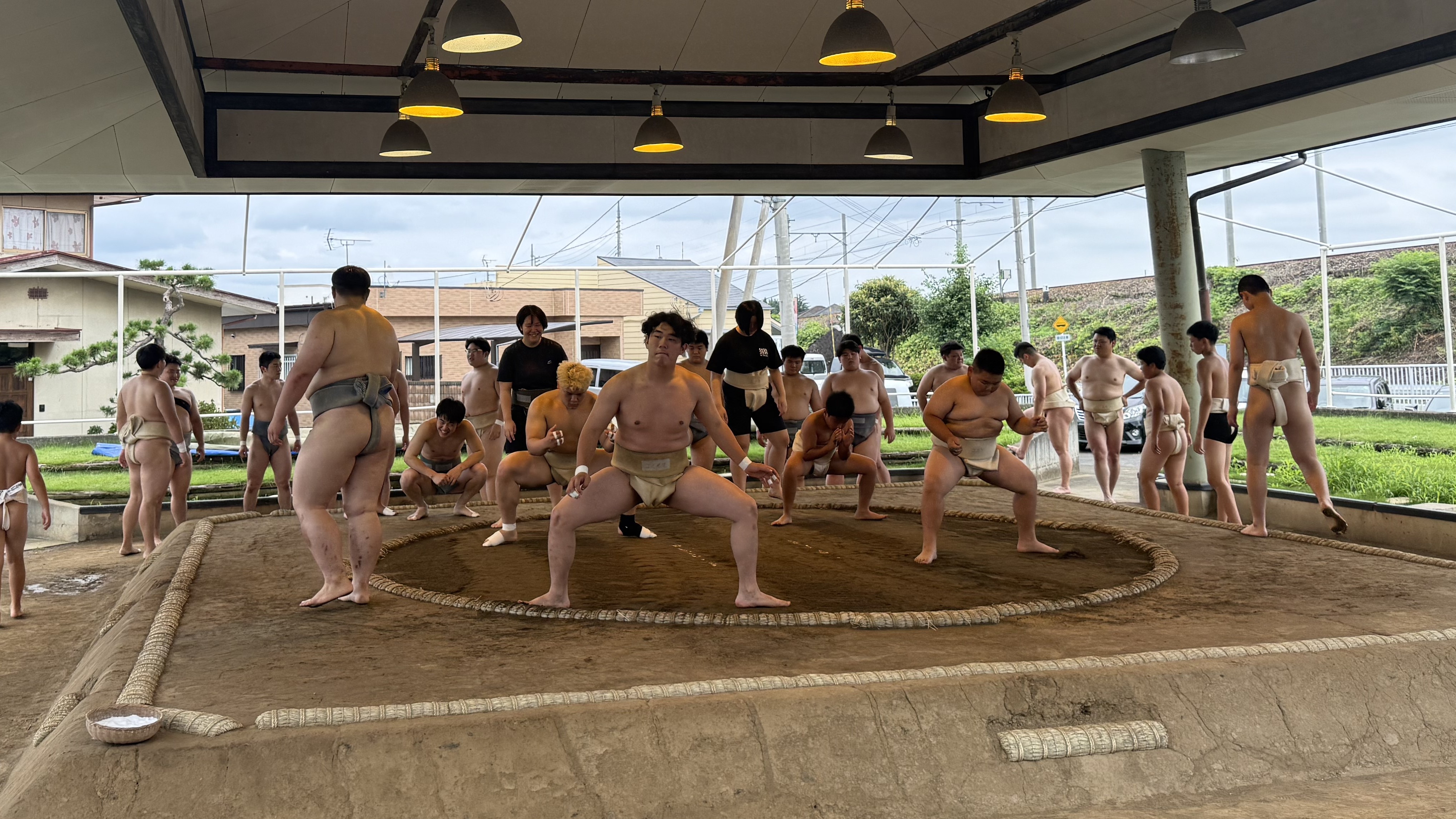 すり足稽古の様子の写真