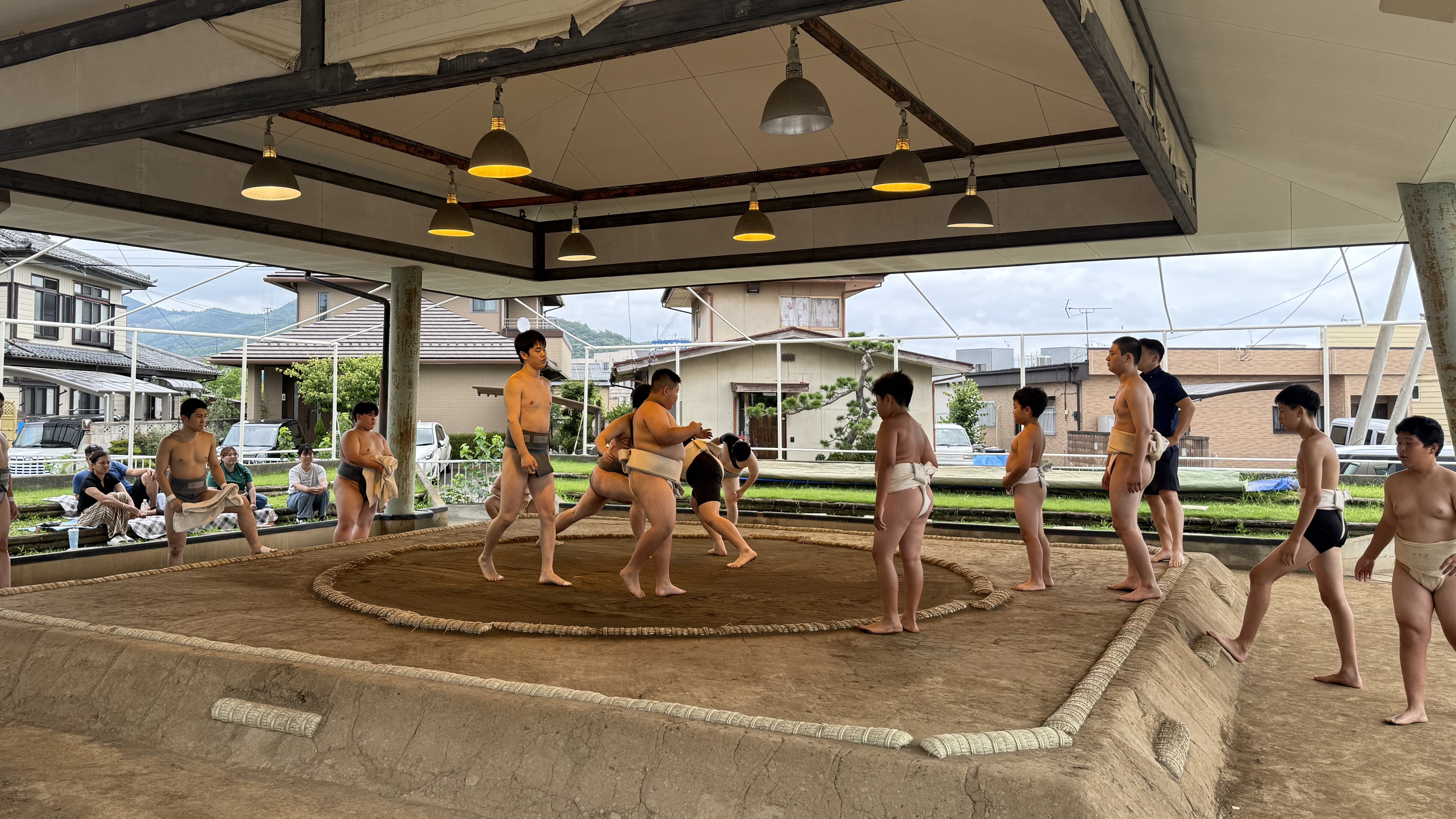 ぶつかり稽古の様子の写真