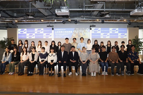 記念写真撮影に臨む山本知事