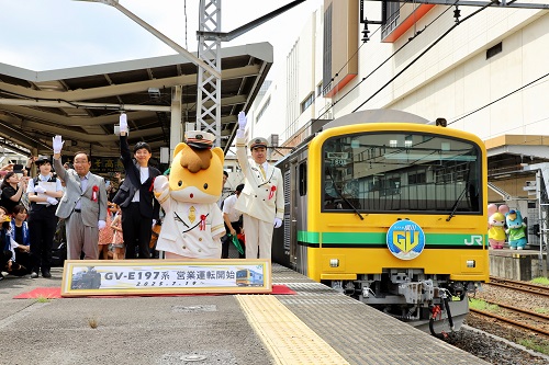 出発の合図をする山本知事