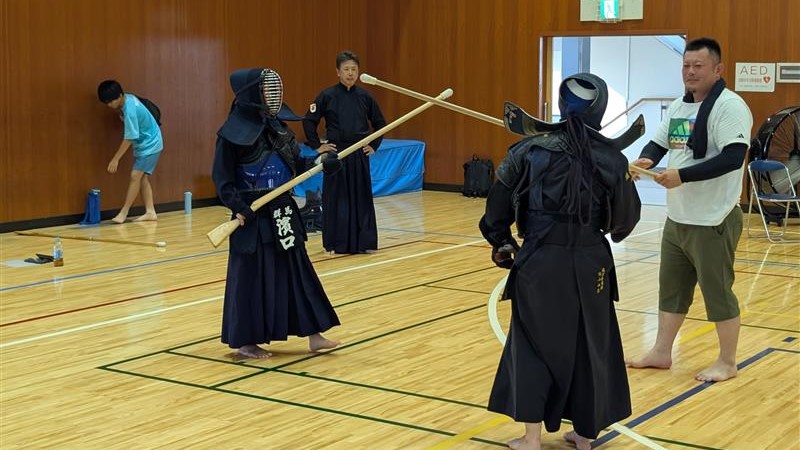 選手を指導する連盟員の写真