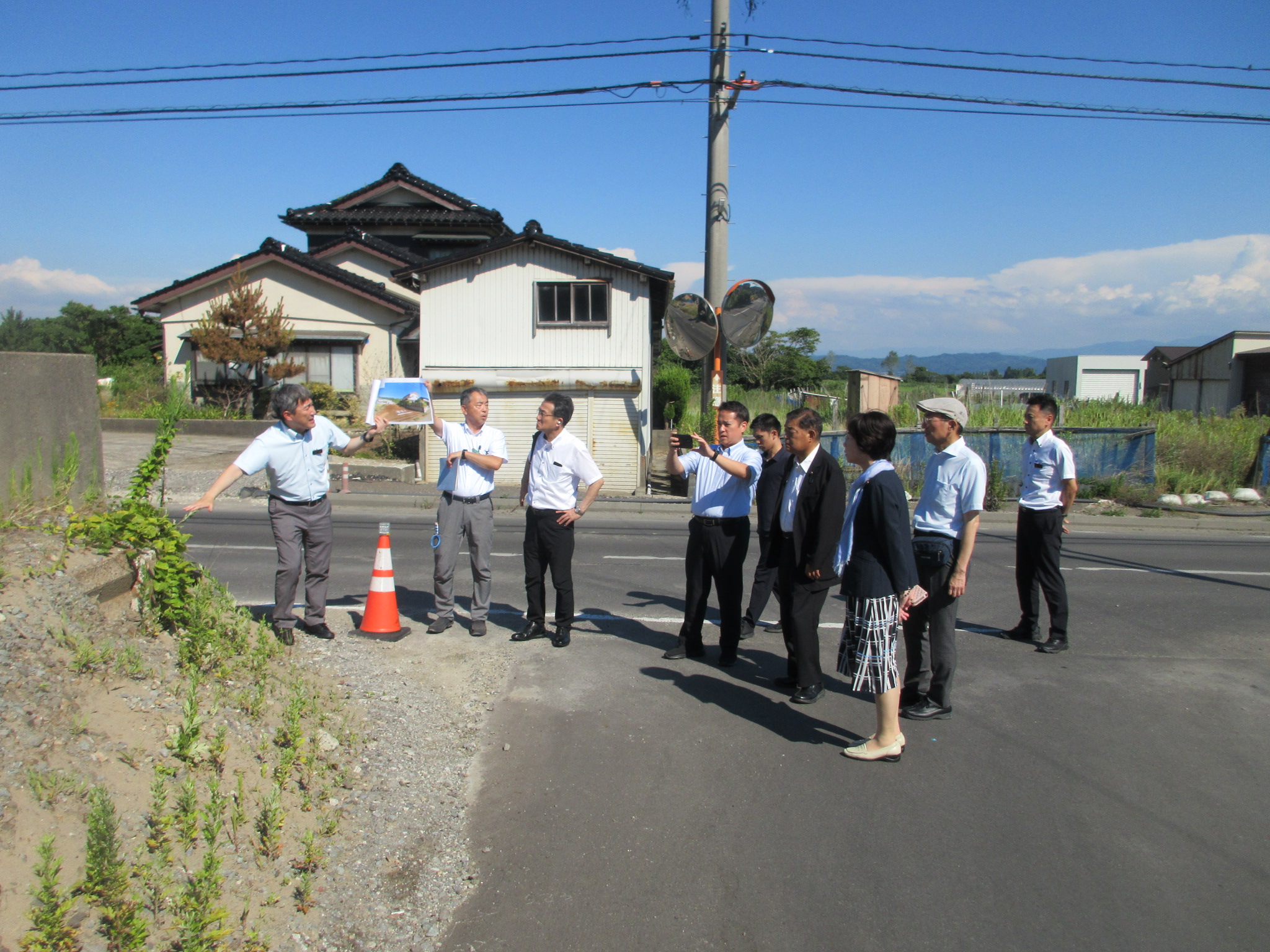 災害現場で説明を受ける画像