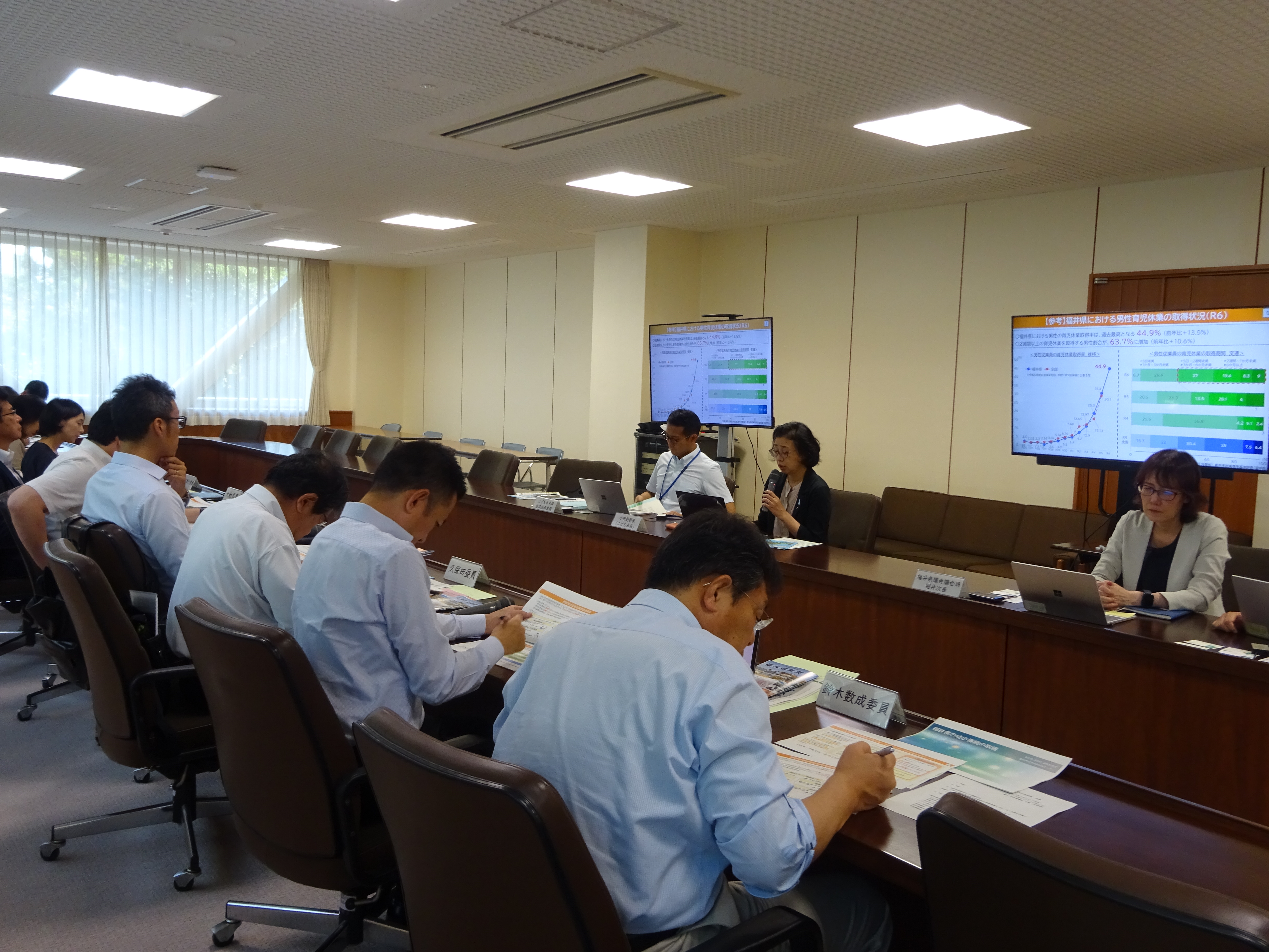 福井県庁で説明を受けている画像