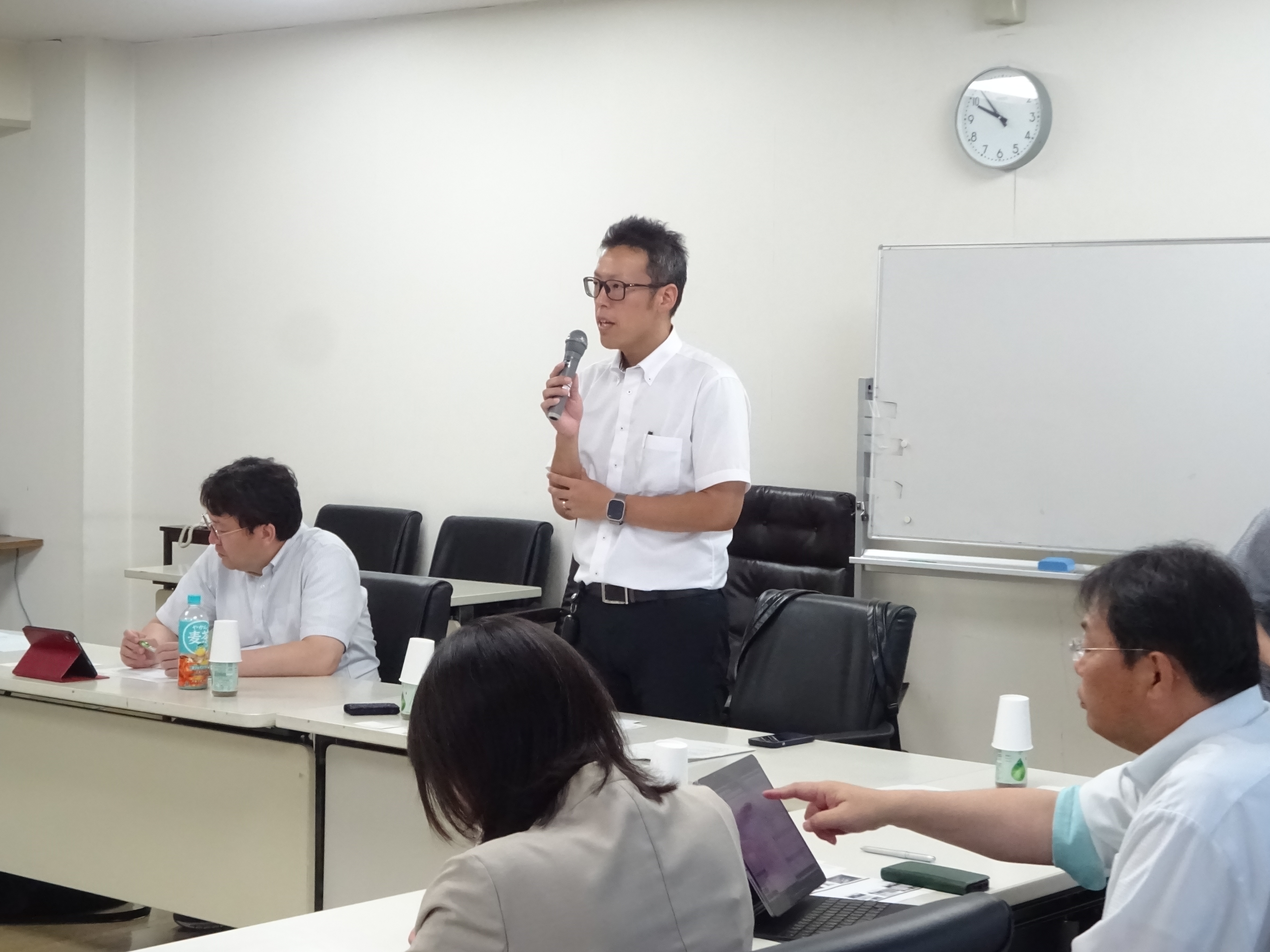 挨拶をする牛木委員長の画像