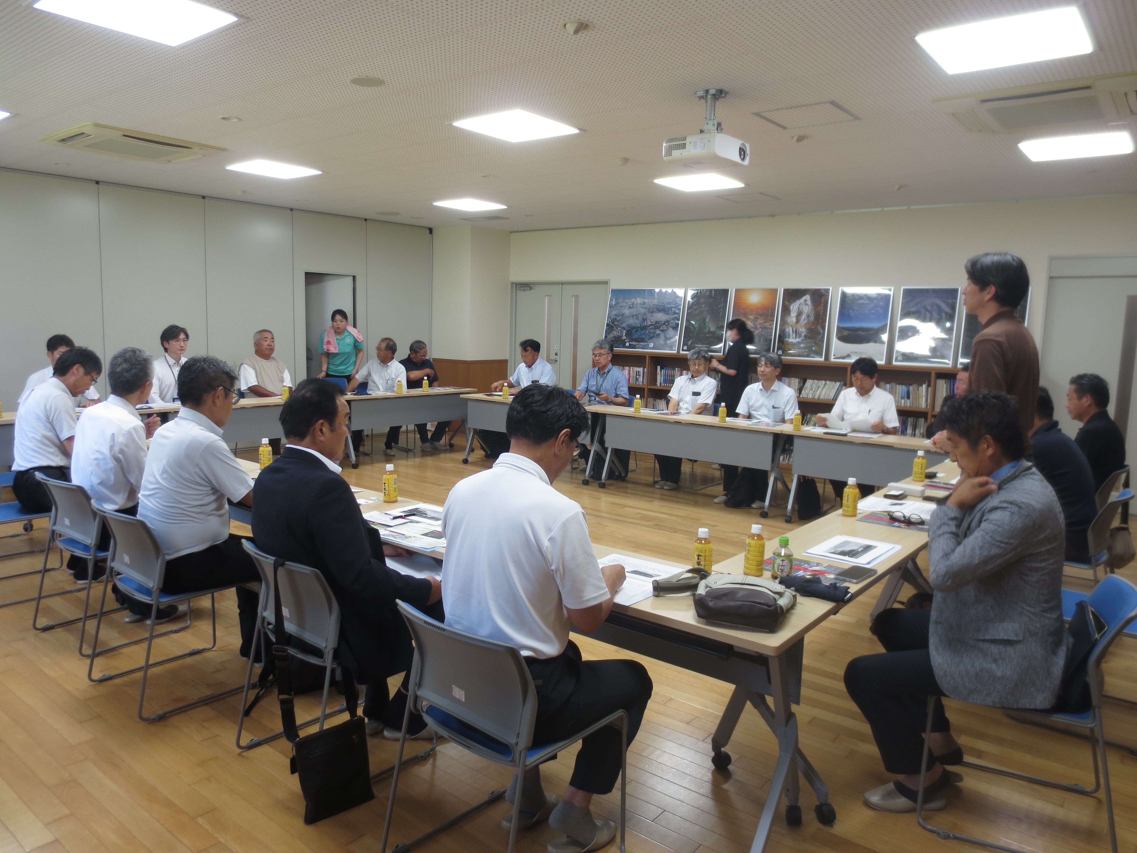 挨拶する亀山委員長の画像