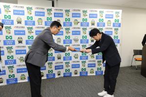 要請書手交（審議会会長宛て）写真