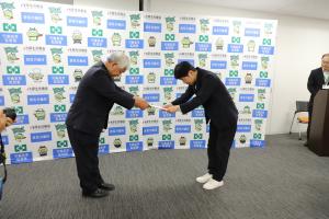 要請書手交（群馬労働局長宛て）写真