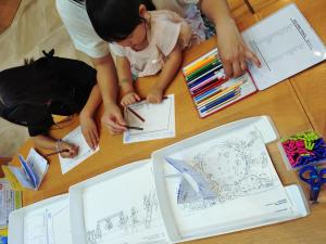 「ぬりえ」チャレンジ中の親子の写真