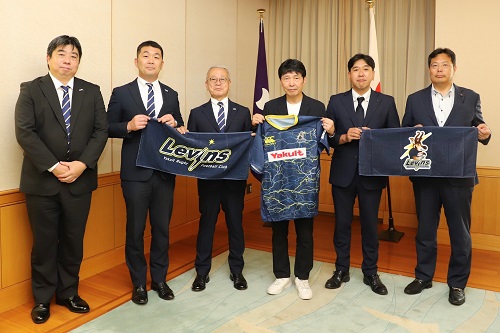 写真：記念撮影する出席者