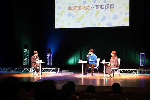 写真：対談する山本知事と出席者