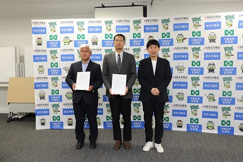 写真：要請書を提出した山本知事