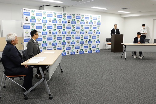 写真：要請内容を説明する山本知事
