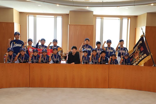 写真：記念撮影する出席者