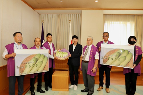 知事と高山きゅうりの会との記念写真