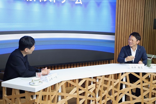 対談をする山本知事