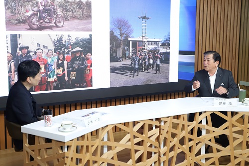 対談をする山本知事