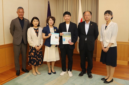 写真：記念撮影する出席者