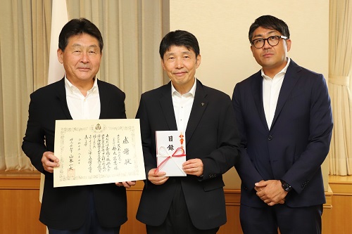 写真：記念撮影する出席者