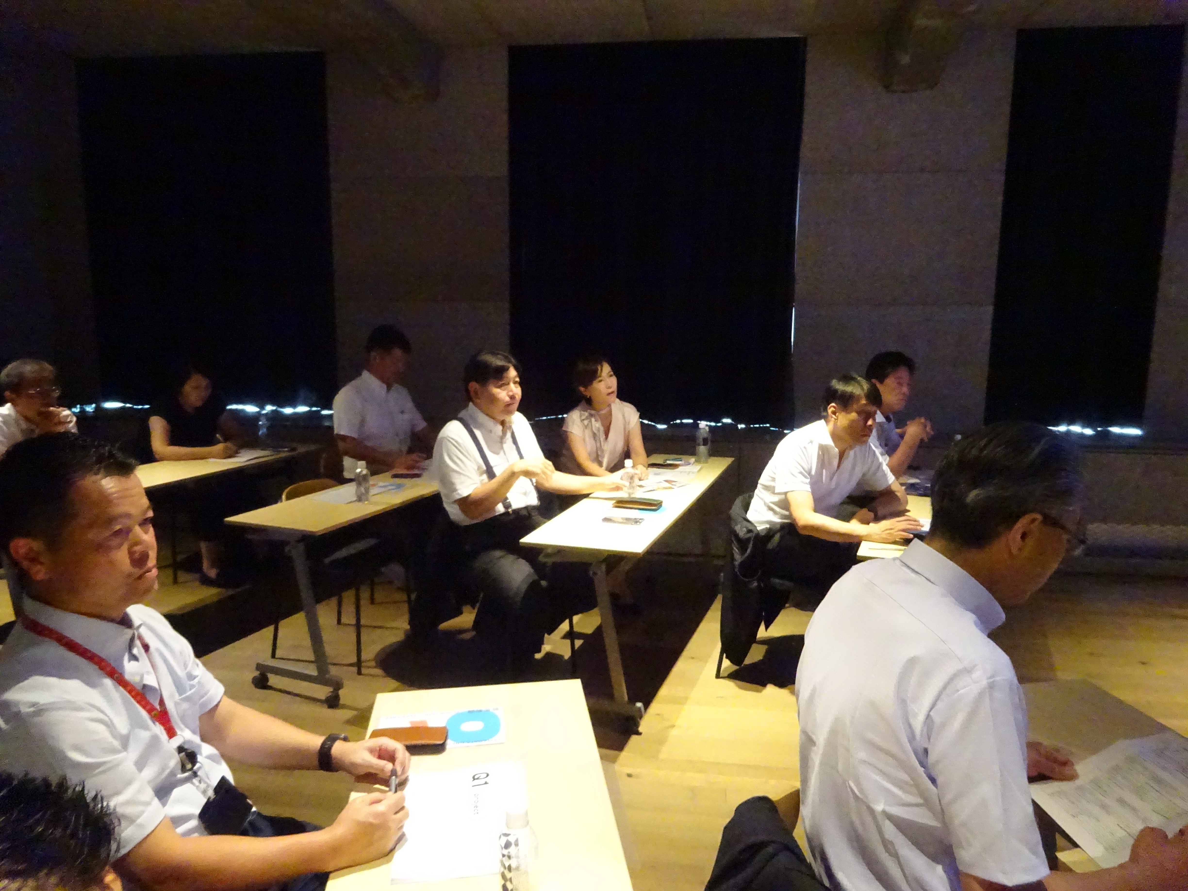 やまがたクリエイティブシティセンターＱ1で説明を受ける画像