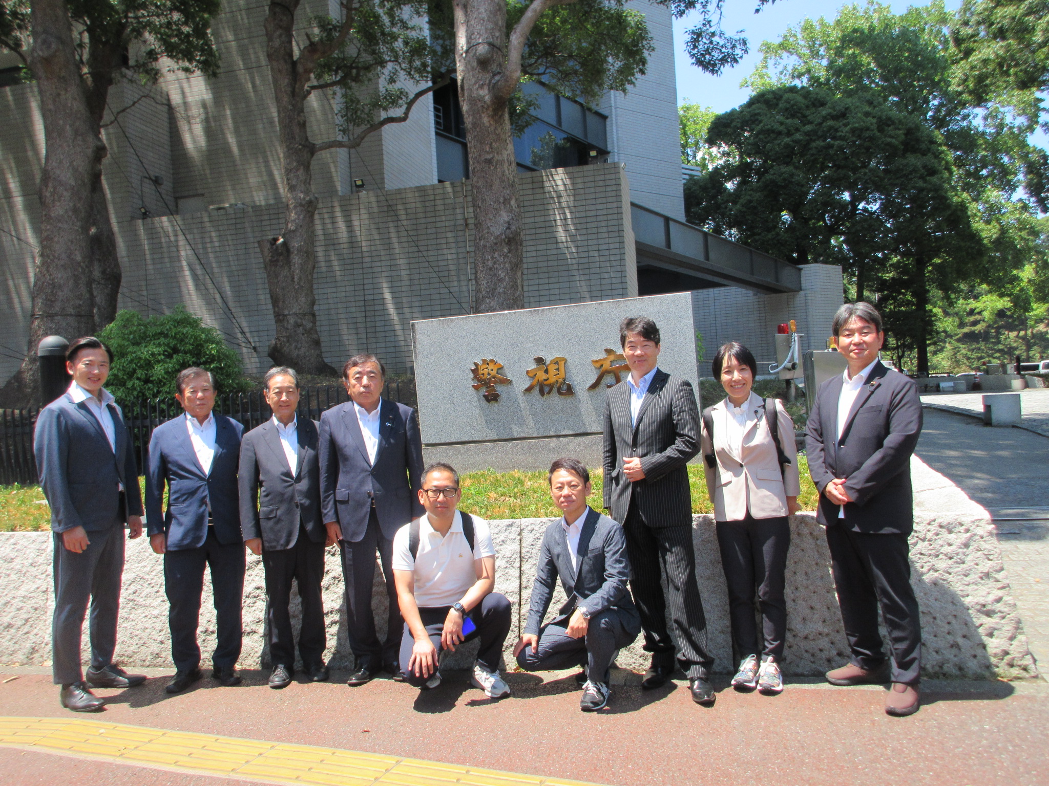 警視庁前での集合画像