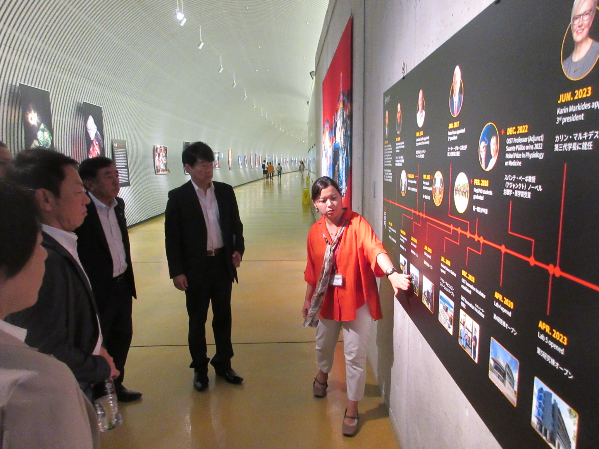 沖縄科学技術大学院大学で説明を受けている画像