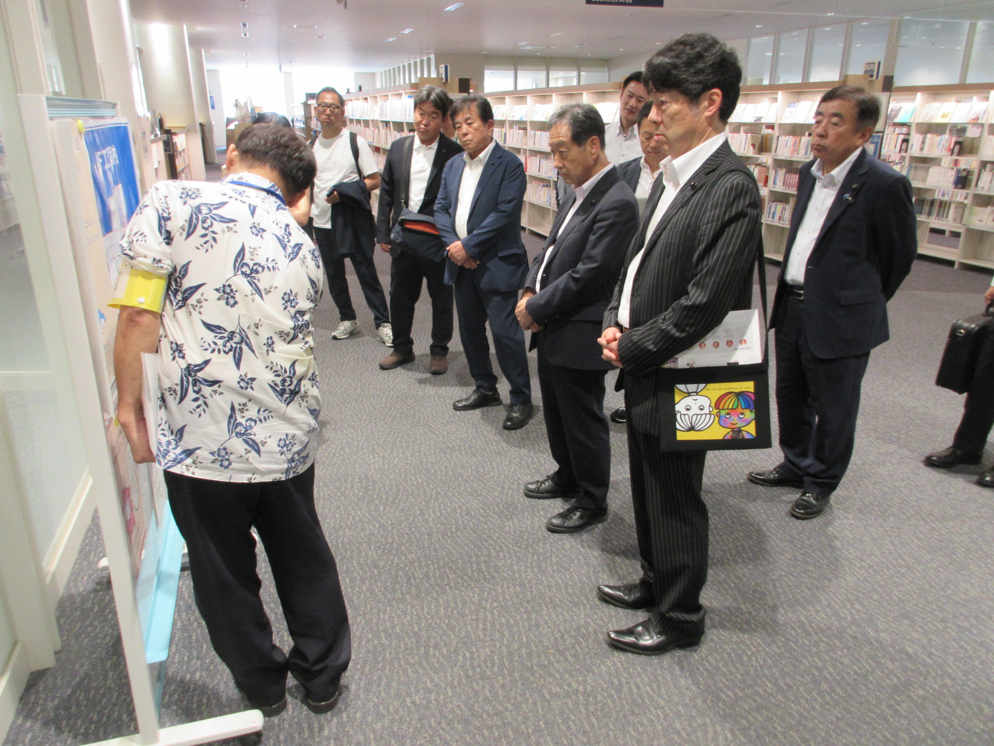 沖縄県立図書館で説明を受けている画像