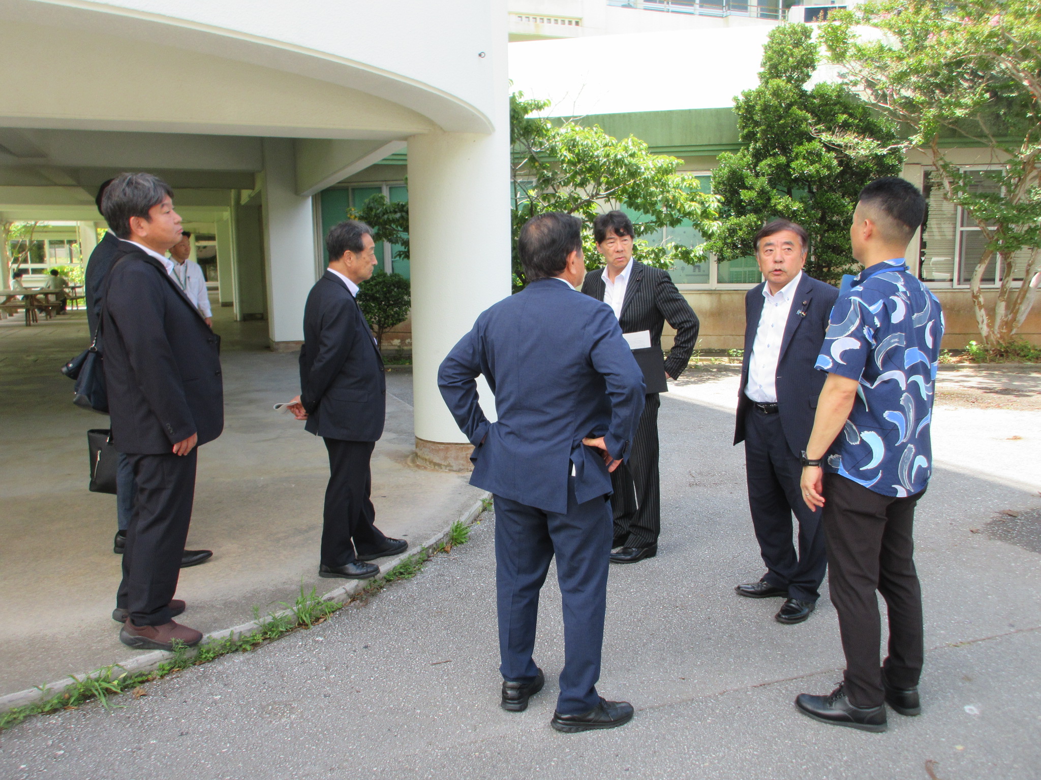 沖縄県立真和志高等学校で説明を受けている画像